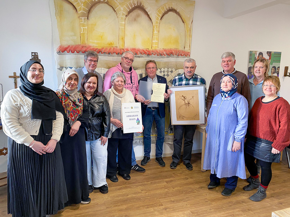 Am 27. Februar wurde dem Abrahamhausteam von der Arbeitsstelle Interreligiöser Dialog mit Sitz in Schwerte (INTR°A) ein mit 5000,- Euro dotierter Preis übergeben.