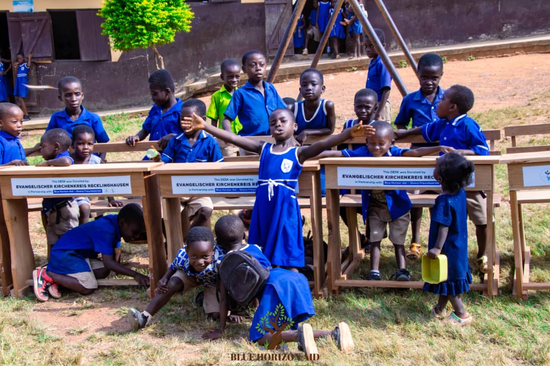 Die Schulbänke aus dem Kirchenkreis erfreuen die Schüler in Ghana