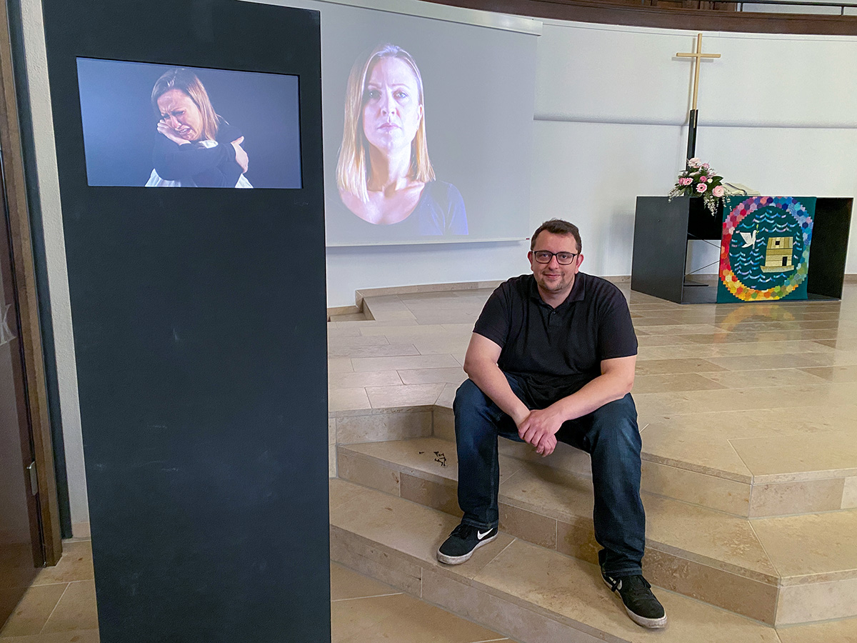 Der Künstler und Filmemacher Simon Busch mit einem kleinen Einblick auf die Videoinstallation „Blickpunkt“.