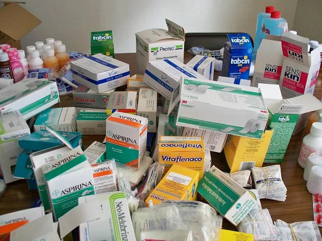 Verschiedene medizinische Güter, darunter Schachteln mit Aspirina und anderen Medikamenten.