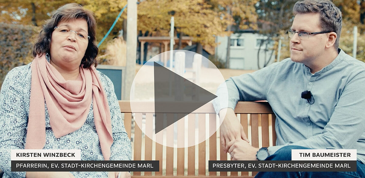 Pfarrerin Kirsten Winzbeck und Presbyter Tim Baumeister im Gespräch.