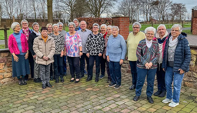 Das Team vom Cafe Leuchtturm zeigt sich vor einer Mauer