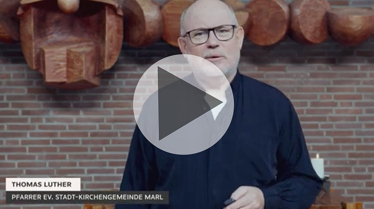 Pfarrer Thomas Luther spricht in Kirche, Marl, Deutschland.