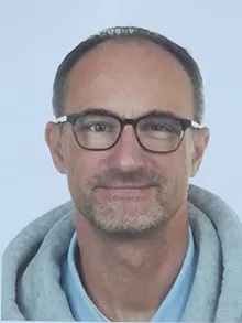 Das Bild zeigt Pfarrer Daniel Schwarzmann