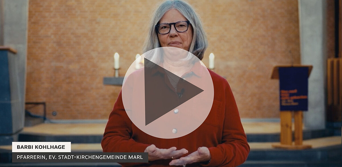 Pfarrerin Barbi Kohlhage spricht in Kirche, Marl, Deutschland.