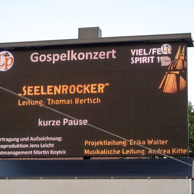 Digitale Anzeigetafel bewirbt „Gospelkonzert Seelenrocker“ mit Angaben.
