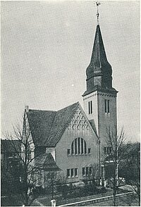Altes Schwarz-Weiß-Foto einer Kirche mit hohem Turm.