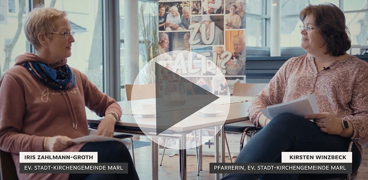 Zwei Frauen, Iris Zahlmann-Groth und Kirsten Winzbeck, besprechen Kirchenangelegenheiten.