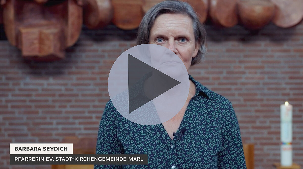 Pfarrerin Barbara Seydich spricht in Kirche, Marl, Deutschland.