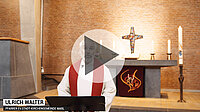 Ulrich Malter, Pfarrer, im Altarraum, Kirche, Video-Vorschau.