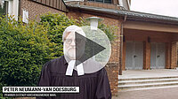 Peter Neumann-van Doesburg, Pfarrer, vor Kirche, Predigerkleidung, Video-Vorschau.
