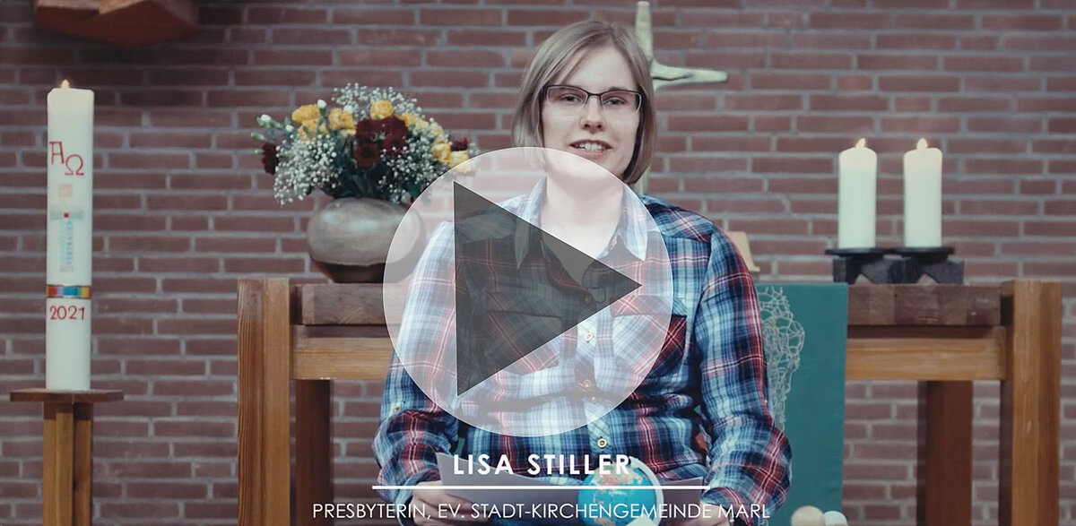 Lisa Stiller, Presbyterin, spricht in Kirche mit Kerzen und Blumen.