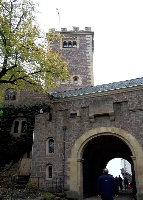 Historischer Torbogen der Wartburg, Turm und alte Steingebäude.