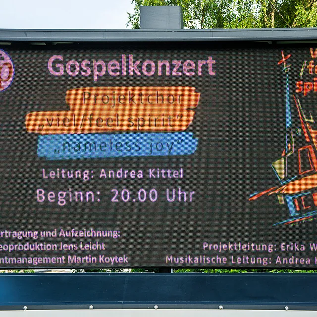Digitalanzeige kündigt "Gospelkonzert" mit "viel/feel spirit" an.