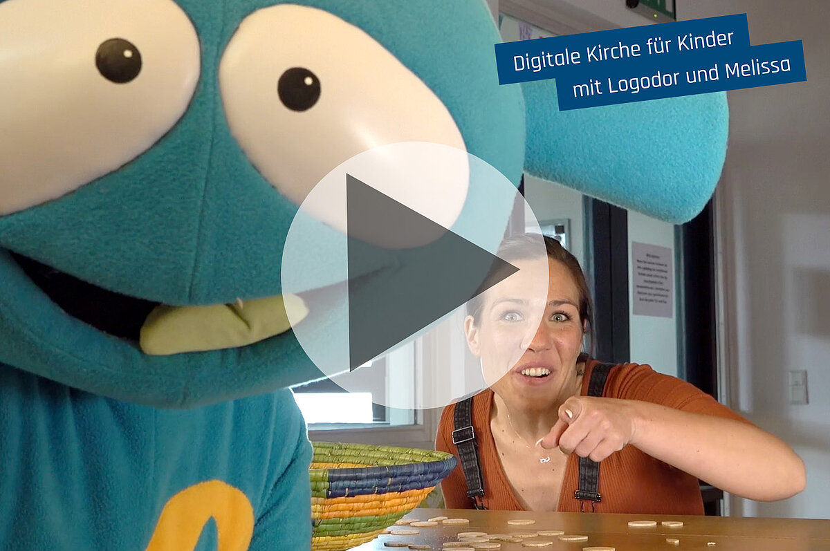 Melissa und der Logodor laden zum Ansehen des neuen Videos ein. Melissa zeigt lächelt und zeigt auf euch. Der Logodor ist im Vordergrund