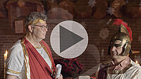 Zwei Männer in römischen Kostümen, einer als Caesar, einer als Soldat