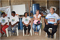 Fünf Personen, vier Frauen, ein Mann, drinnen sitzend.