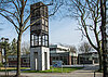 Eine moderne Kirche mit einem hohen, markanten Glockenturm.
