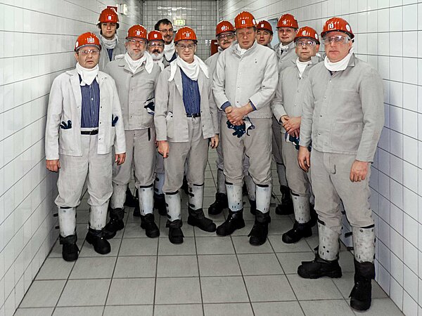 Ein vollständig schwarzes Bild, das keine sichtbaren Inhalte zeigt.