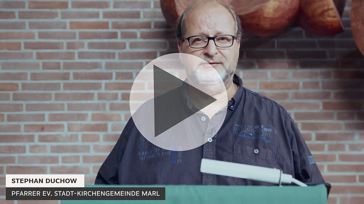 Pfarrer Stephan Duchow spricht in Kirche, Marl, Deutschland.