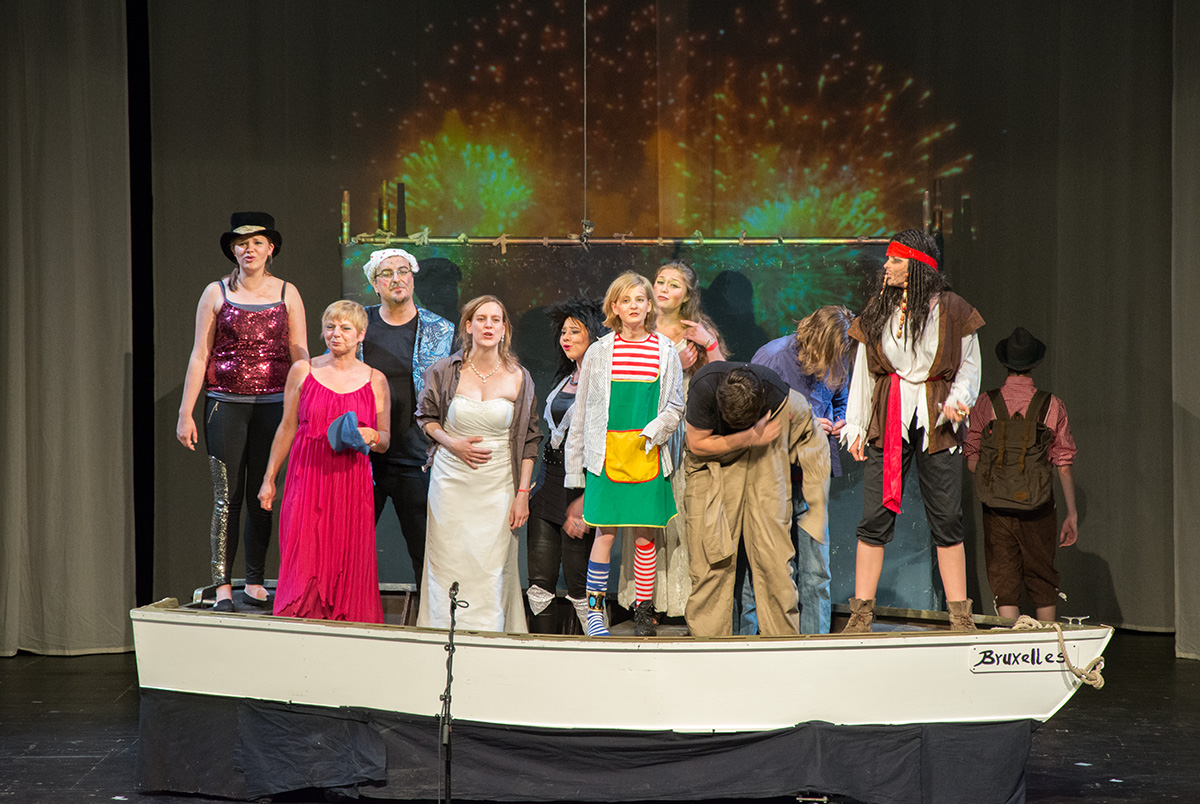 Theatergruppe tritt auf Boot auf, Bühne mit Feuerwerksprojektion.