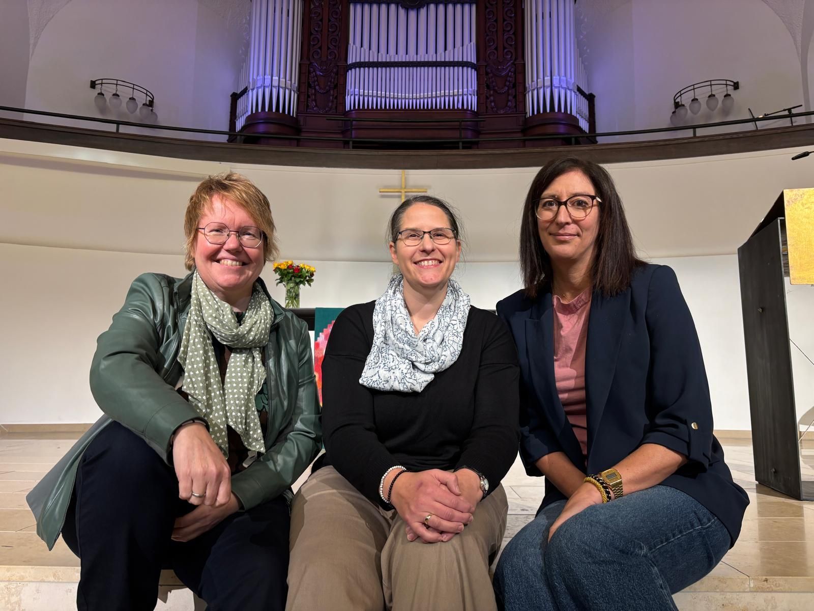 Das Bild zeigt Pfarrerin Daniela Kirschkowski, Pfarrerin Sabine Bärenfänger und Julia Beckmann (v. l. r.)
