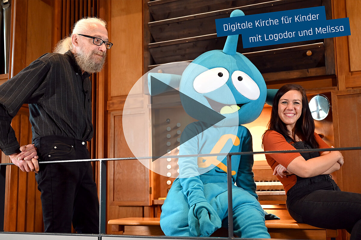 Mann, Roboter und Frau an Kirchenorgel für digitale Kinderkirche.
