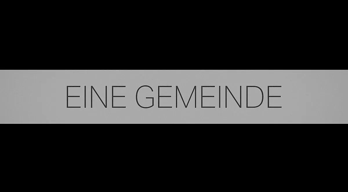 "Eine Gemeinde" (Eine Gemeinde) auf grauem Banner.