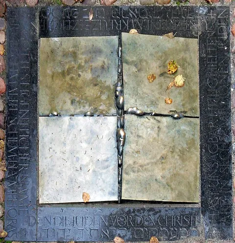 Metallplakette mit vier Sektionen, graviertem Text und Herbstblättern.