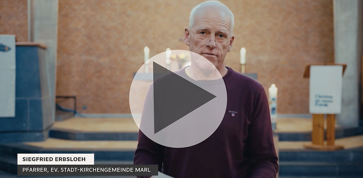 Pfarrer Siegfried Erbsloeh spricht in Kirche, Marl, Deutschland.