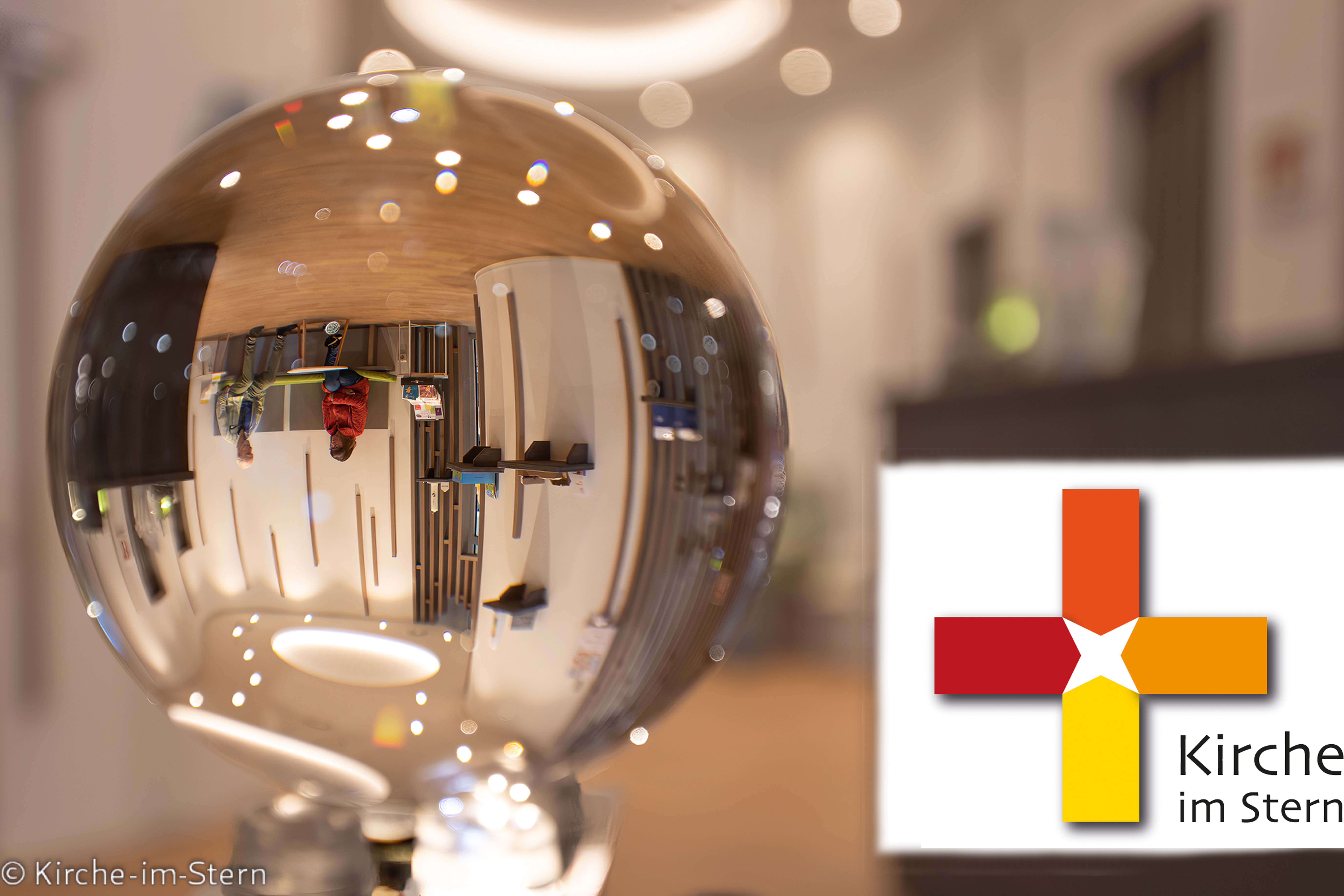 Spiegelungen eines modernen Interieurs sichtbar in einer Glaskugel.