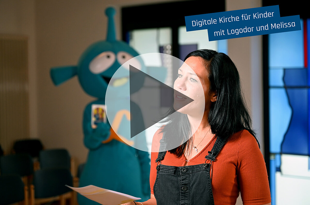 Melissa steht im Vordergrund des Bildes und erklärt LogodorTamTam die Kirchenfenster