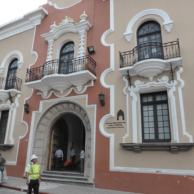 Verziertes Kolonialgebäude mit Torbogen und Balkonen in Guatemala-Stadt.