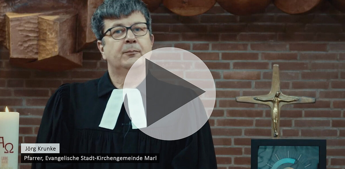 Jörg Krunke, Pfarrer, predigt in Kirche mit Kruzifix.