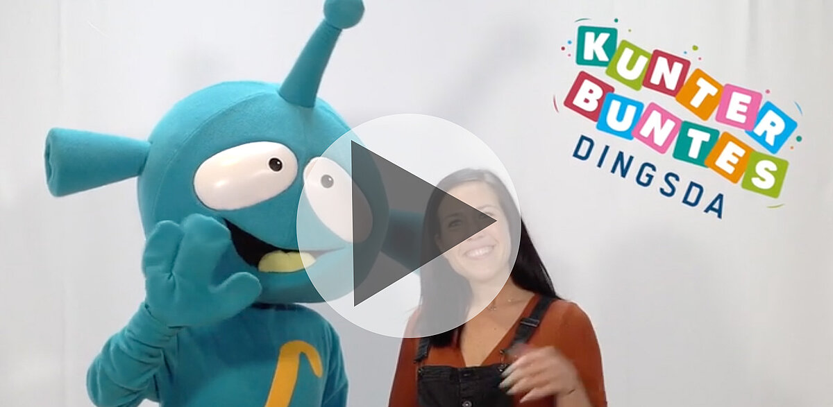 Blaues Robotermaskottchen und lächelnde Frau mit „Kunterbuntes Dingsda“-Logo.