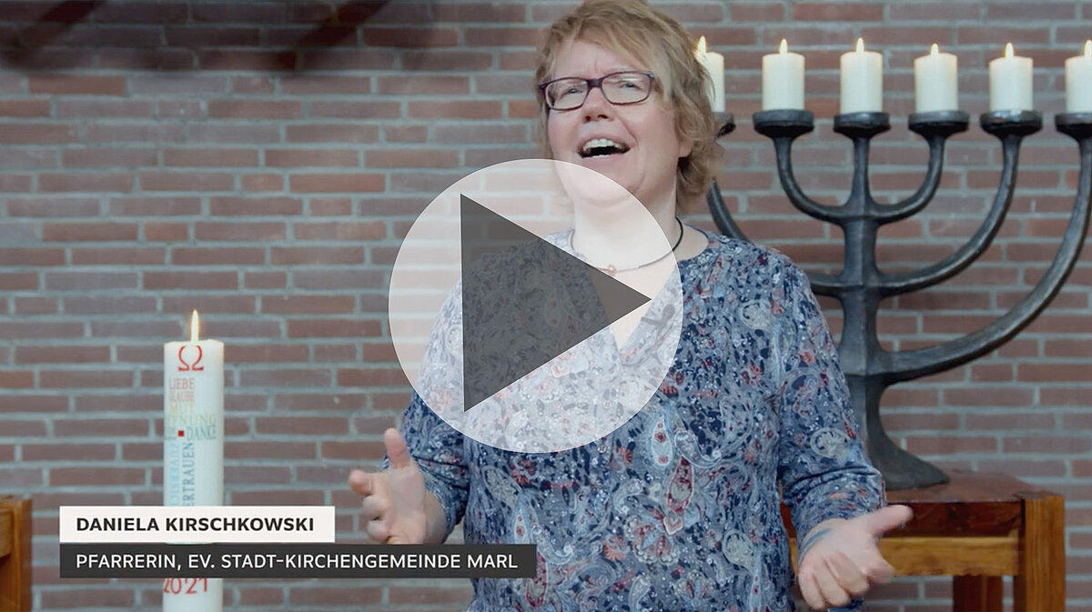 Pfarrerin Daniela Kirschkowski singt in Kirche, Marl, Deutschland.