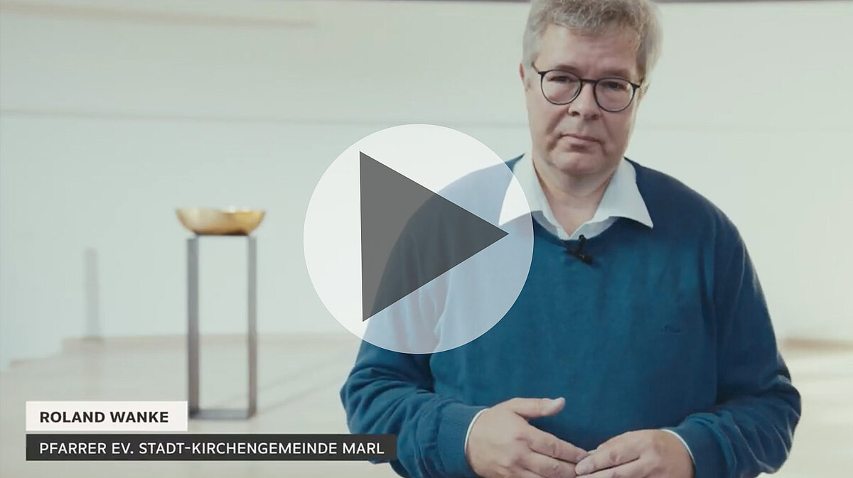 Pfarrer Roland Wanke spricht in Kirche, Marl, Deutschland.