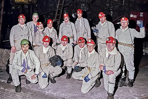 Ein vollständig schwarzes Bild, das keine sichtbaren Inhalte zeigt.