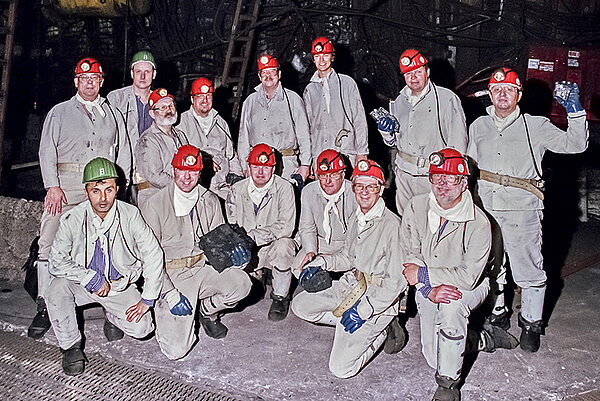 Ein vollständig schwarzes Bild, das keine sichtbaren Inhalte zeigt.